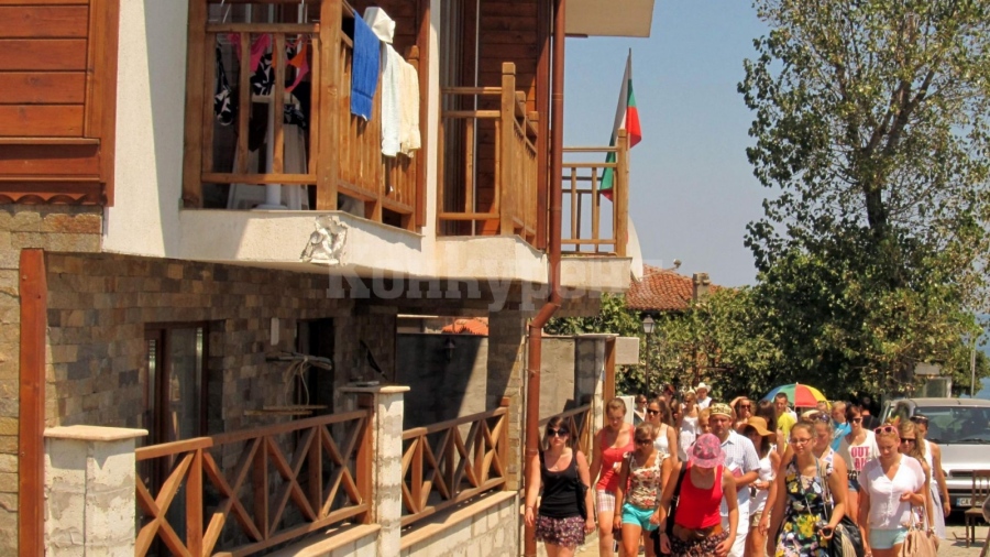 България ще приема от утре туристи от 29 държави